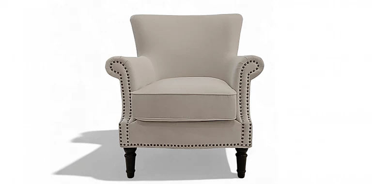 Χαμηλή πολυθρόνα με μπεζ βελούδινη ταπετσαρία, σκούρα ξύλινα πόδια και λιτό σχεδιασμό – ιδανική για καθιστικό ή υπνοδωμάτιο. 