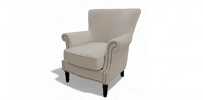 Χαμηλή πολυθρόνα με μπεζ βελούδινη ταπετσαρία, σκούρα ξύλινα πόδια και λιτό σχεδιασμό – ιδανική για καθιστικό ή υπνοδωμάτιο. 