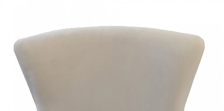 Χαμηλή πολυθρόνα με μπεζ βελούδινη ταπετσαρία, σκούρα ξύλινα πόδια και λιτό σχεδιασμό – ιδανική για καθιστικό ή υπνοδωμάτιο. 