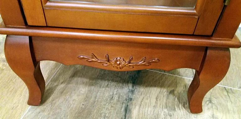 Βιτρίνα μονή σε φινίρισμα καρυδιάς Αμερικής (K61K) ΒΙΤΡΙΝΕΣ ΕΠΙΠΛΑ