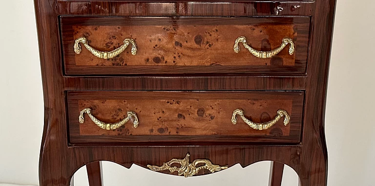 Κομοδίνο κλασικό με τρία συρταράκια (1019-B) ΚΟΜΟΔΙΝΑ ΚΛΑΣΙΚΑ LOUIS XV