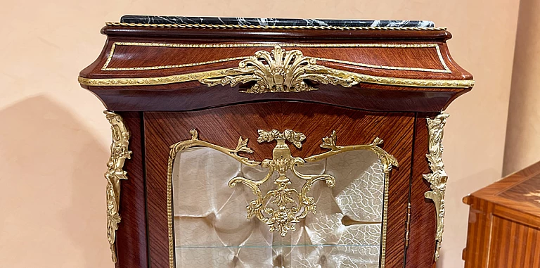 Βιτρίνα κλασική με μάρμαρο Λουί Κένζ (1509) ΒΙΤΡΙΝΕΣ ΚΛΑΣΙΚΕΣ LOUIS XV