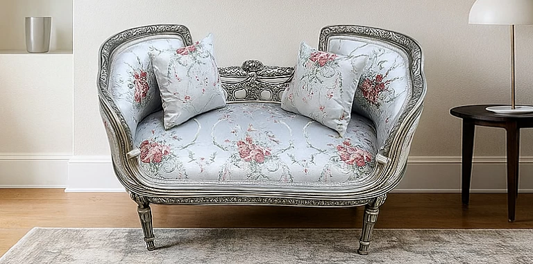 Διθέσιος Καναπές Louis XV με Floral Ύφασμα & Ασημί Σκελετό (A00L)-ΣΑΛΟΝΑΚΙ Louis XV Διθέσιος κλασικός καναπές με floral ταπετσαρία, σκάλισμα και ασημί σκελετό από ξύλο οξιάς – στυλ Louis XVI