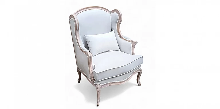 Κλασική πολυθρόνα με ντεκαπέ σκελετό από ξύλο οξιάς και βελούδινη ταπετσαρία στο χρώμα του πάγου, με ψηλή πλάτη και καμπύλες γραμμές.