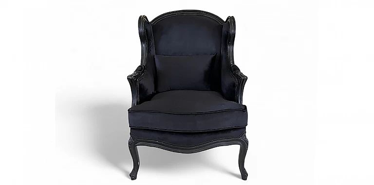 Κλασική πολυθρόνα με καφέ σκελετό από ξύλο οξιάς και βελούδινη ταπετσαρία στο χρώμα του πάγου, με ψηλή πλάτη και καμπύλες γραμμές.