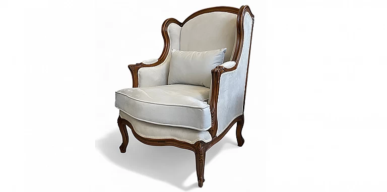 Κλασική πολυθρόνα με καφέ σκελετό από ξύλο οξιάς και βελούδινη ταπετσαρία στο χρώμα του πάγου, με ψηλή πλάτη και καμπύλες γραμμές.