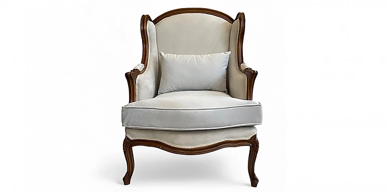 Κλασική πολυθρόνα με καφέ σκελετό από ξύλο οξιάς και βελούδινη ταπετσαρία στο χρώμα του πάγου, με ψηλή πλάτη και καμπύλες γραμμές.