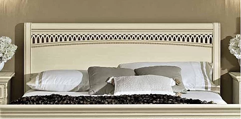 Κρεβάτι υπέρδιπλο με διάτρητο σκάλισμα σε εκρού πατίνα (TORA2)