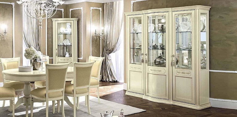 Κλασική βιτρίνα με τρεις πόρτες εκρού πατίνα (TORIAN) ΒΙΤΡΙΝΑ