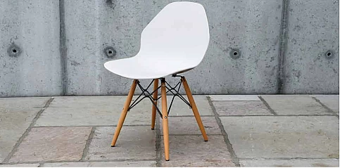 Μοντέρνα καρέκλα σε λευκό (0905)