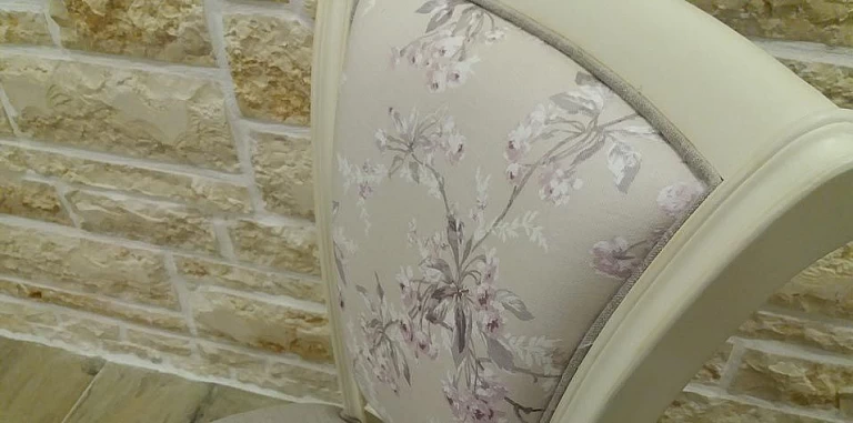 Καρέκλα τραπεζαρίας σε εκρού πατίνα (C25R)