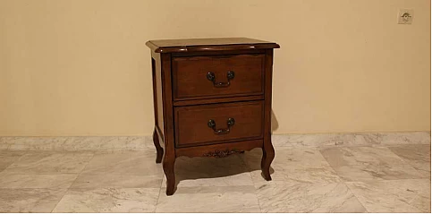 Κομοδίνο σε φινίρισμα καρυδιάς (25RB) Κομοδίνο σε φινίρισμα καρυδιάς (25RB)