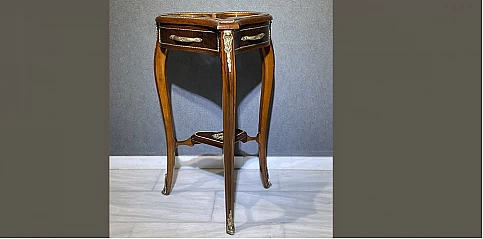 Τραπεζάκι βιτρίνα (1051)