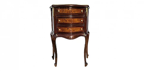 Κομοδίνο κλασικό με τρία συρτάρια σε ρίζα ελιάς (0001)