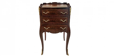 Κομοδίνο κλασικό με 3 συρταράκια Έπιπλα Λουϊ Κένζ (Louis Kenz) (1019) Κομοδίνο κλασικό με 3 συρταράκια Έπιπλα Λουϊ Κένζ (Louis Kenz) (1019)