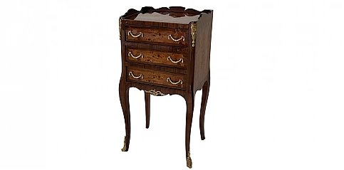 Κομοδίνο κλασικό με 3 συρταράκια Έπιπλα Λουϊ Κένζ (Louis Kenz) (1019-B) Κομοδίνο κλασικό με 3 συρταράκια Έπιπλα Λουϊ Κένζ (Louis Kenz) (1019-B)