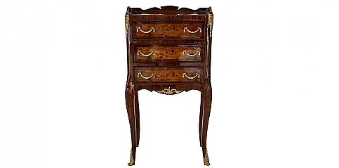 Κομοδίνο κλασικό με 3 συρταράκια Έπιπλα Λουϊ Κένζ (Louis Kenz) (1019-B) Κομοδίνο κλασικό με 3 συρταράκια Έπιπλα Λουϊ Κένζ (Louis Kenz) (1019-B)